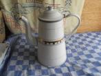 oude emaille koffiekan/ wit emaille koffiepot met goudbiezen, Antiek en Kunst, Antiek | Emaille, Ophalen of Verzenden