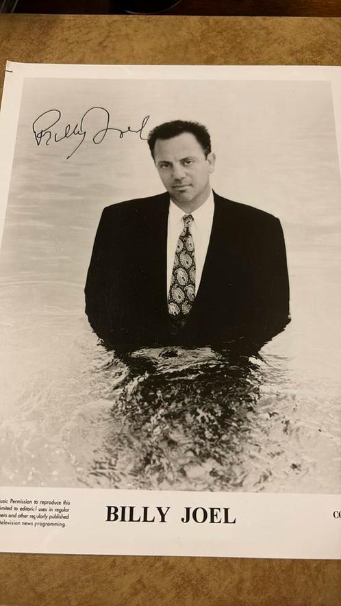 Billy Joel grote publicity foto met handtekening, Verzamelen, Muziek, Artiesten en Beroemdheden, Foto of Kaart, Ophalen of Verzenden