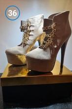 Beige plateaulaarzen met gouden kettingen – Hoge hakken, Beige, Nieuw, Ophalen of Verzenden, Schoenen met hoge hakken