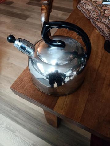 Vintage fluitketel met koperen bodem beschikbaar voor biedingen
