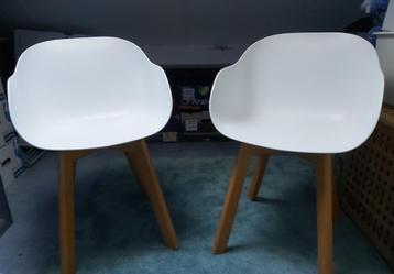 Witte kuipstoelen beschikbaar voor biedingen