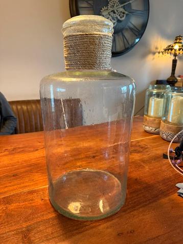 Vaas met een grote ‘V’! beschikbaar voor biedingen