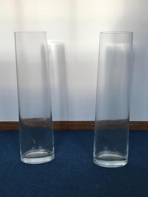 2 mooie lange glazen vazen - Nieuw - 60 cm hoog, Huis en Inrichting, Woonaccessoires | Vazen, Nieuw, Overige kleuren, 50 tot 75 cm