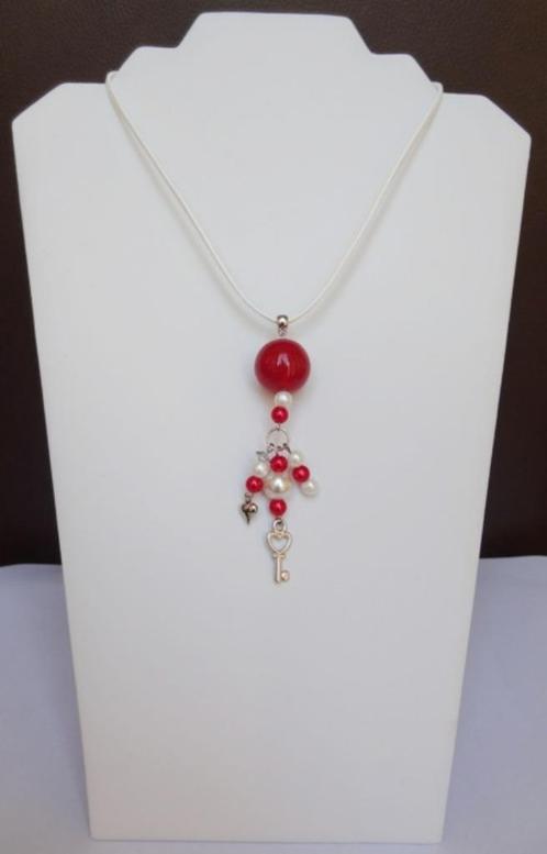 Handgemaakte veterketting met rode hanger (36), Sieraden, Tassen en Uiterlijk, Kettingen, Nieuw, Overige materialen, Wit, Met hanger