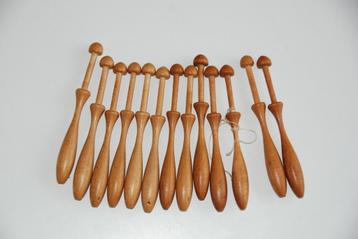 Brocante houten kantklosjes 13 stuks kantklossen of 30 stuks beschikbaar voor biedingen
