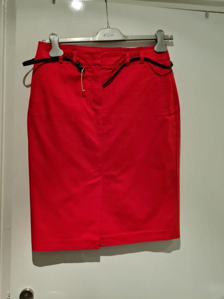 Elegante rok - maat 38 - zo goed als nieuw!, Kleding | Dames, Rokken, Zo goed als nieuw, Maat 38/40 (M), Rood, Knielengte, Ophalen of Verzenden