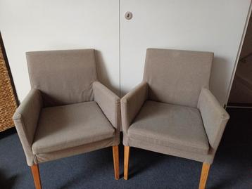 Twee eettafelstoelen beschikbaar voor biedingen