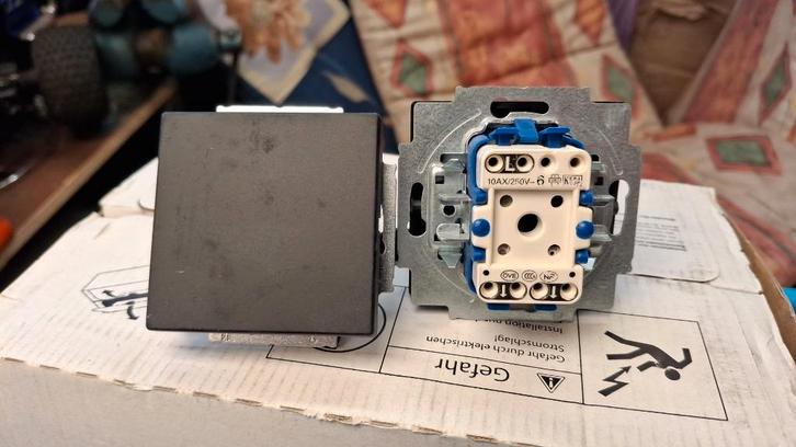 Bush-Jaeger schakelmateriaal, Doe-het-zelf en Verbouw, Elektra en Kabels, Zo goed als nieuw, Overige typen, Ophalen