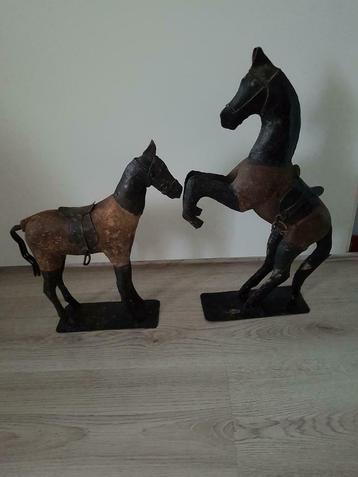 2 x Vintage hout en metaal Paarden beeldje beschikbaar voor biedingen