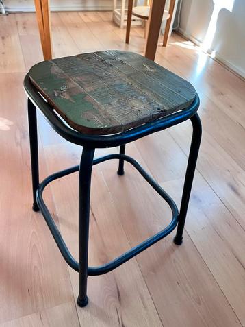 Metalen krukje van Loods 5 beschikbaar voor biedingen