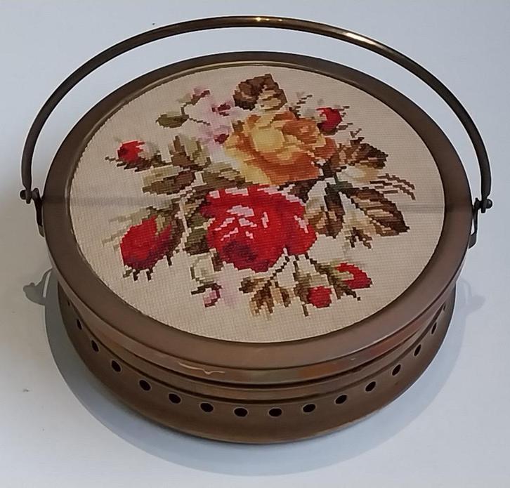 Antieke messing stoof met boorduurwerk van rozen, Antiek en Kunst, Antiek | Woonaccessoires, Ophalen of Verzenden