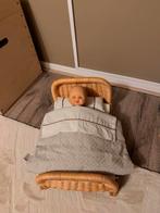 Poppenbedje rotan met laken en dekentje + Paola Reina pop, Kinderen en Baby's, Ophalen of Verzenden, Gebruikt