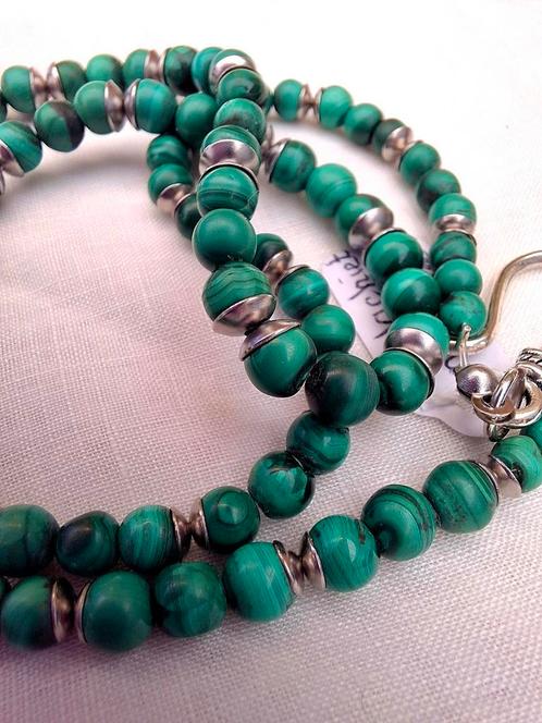 Mooie fijne handgemaakt collier van oude malachiet kralen., Antiek en Kunst, Antiek | Kleding en Accessoires, Ophalen of Verzenden