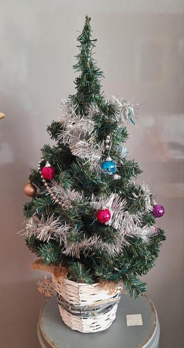Kunst kerstboom 70 cm tafelmodel met versiering en bat licht beschikbaar voor biedingen