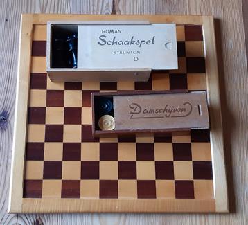 Dam en schaakbord met damstenen en schaakstukken  beschikbaar voor biedingen