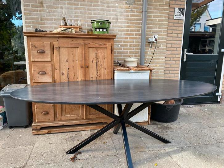 Ovalen grijze tafel met stalen poot, Huis en Inrichting, Tafels | Eettafels, Zo goed als nieuw, 100 tot 150 cm, 200 cm of meer