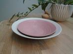 2x lage FairTrade schaal met relief, rose + wit, 22 + 28 cm, Ophalen of Verzenden, Overige stijlen, Porselein, Schaal of Schalen