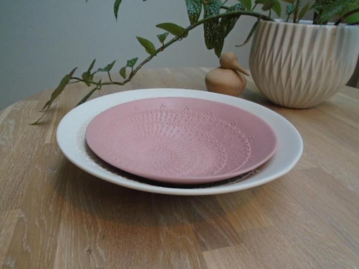 2x lage FairTrade schaal met relief, rose + wit, 22 + 28 cm, Huis en Inrichting, Keuken | Servies, Zo goed als nieuw, Schaal of Schalen