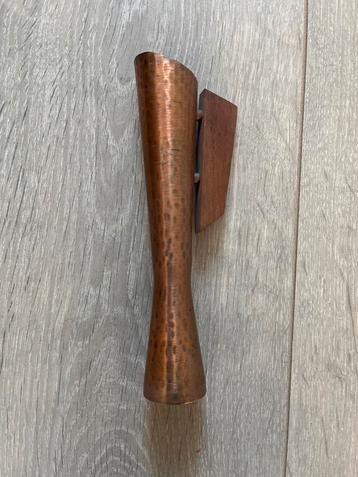 Vintage Koperen Vaas met Houten Accent beschikbaar voor biedingen