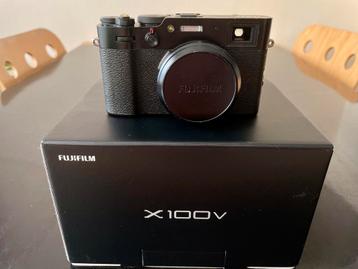 Te koop zwarte Fujifilm X100v met accessoires beschikbaar voor biedingen
