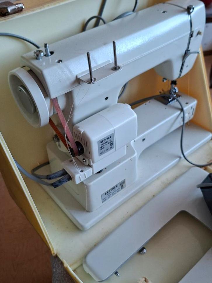 Vintage Brother Naaimachine in Koffer, Hobby en Vrije tijd, Naaimachines en Toebehoren, Gebruikt, Naaimachine, Brother, Ophalen
