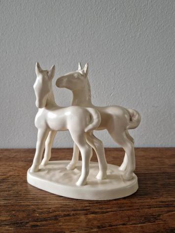Art Deco beeldje van twee porseleinen paardjes beschikbaar voor biedingen