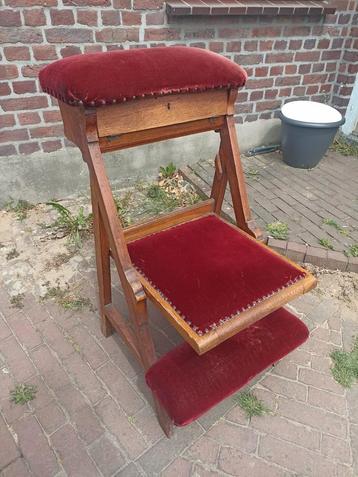 Antieke bidstoel beschikbaar voor biedingen