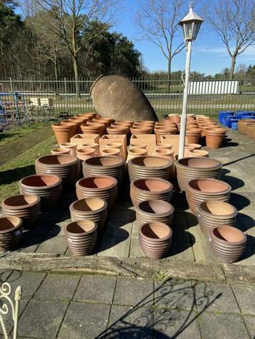 Bloempotten / aardewerk potten / bloembakken te koop.tuin beschikbaar voor biedingen