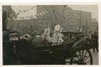 Foto - Fotograaf Archifoto Rondrit in koets van Sinterklaas, Gebruikt, Foto, Ophalen of Verzenden, Voor 1940