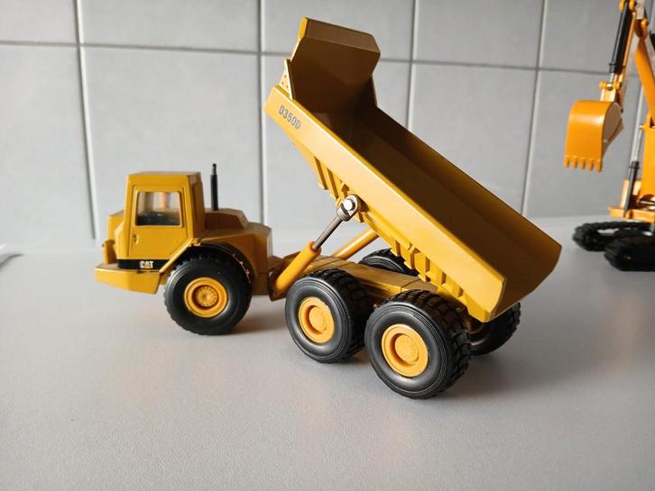 Caterpillar Dumper in Vitrinestaat - Dubbel!, Hobby en Vrije tijd, Modelbouw | Auto's en Voertuigen, Zo goed als nieuw, Overige typen