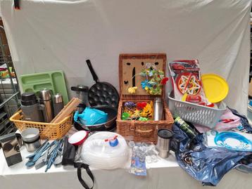 Heel veel leuke camping spullen pannen bestek speelgoed enz beschikbaar voor biedingen
