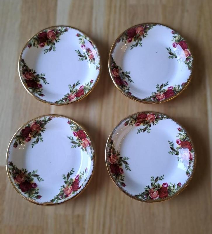 Royal Albert Old Country Roses bonbonschaaltje set van 4, Antiek en Kunst, Antiek | Servies los, Ophalen of Verzenden