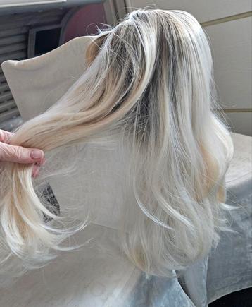 Pruik lang haar licht blond met iets uitgroei beschikbaar voor biedingen