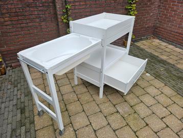  Bopita verzorgingstafel met badje beschikbaar voor biedingen