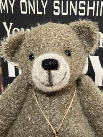 Prachtige staande mohair beer met zilvertinnen vlinderdoosje beschikbaar voor biedingen