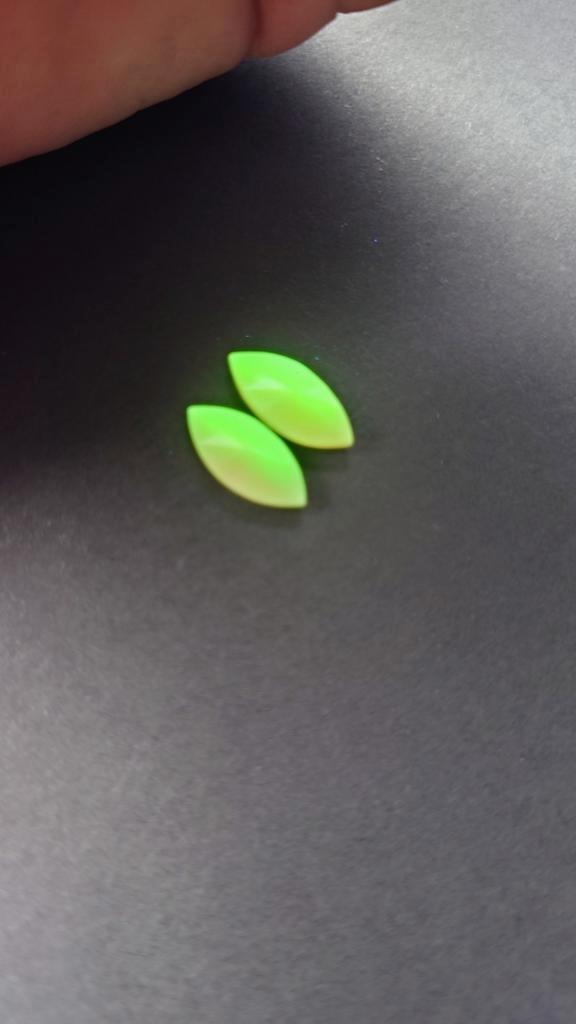 Uranium navette pointed back gemstone, Antiek en Kunst, Antiek | Glas en Kristal, Ophalen of Verzenden