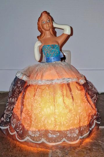 Vintage Dame Lamp met Rok beschikbaar voor biedingen