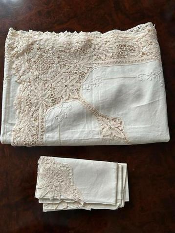 Vintage Tafelkleed met Kant beschikbaar voor biedingen