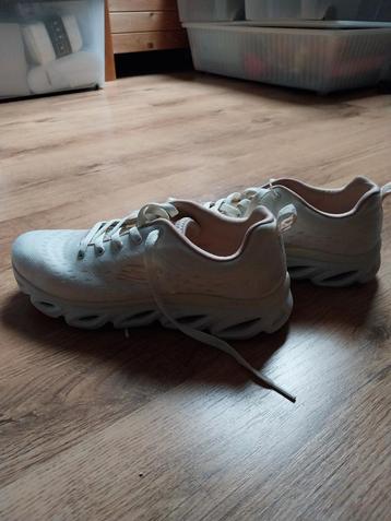 Gedragen sneakers beschikbaar voor biedingen