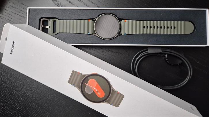 Nieuw !! Samsung Galaxy Watch 7 Bluetooth Wifi GPS, Sieraden, Tassen en Uiterlijk, Smartwatches, Nieuw, Android, Zwart, Conditie