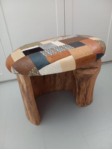 Patchwork poef met houten onderstel beschikbaar voor biedingen
