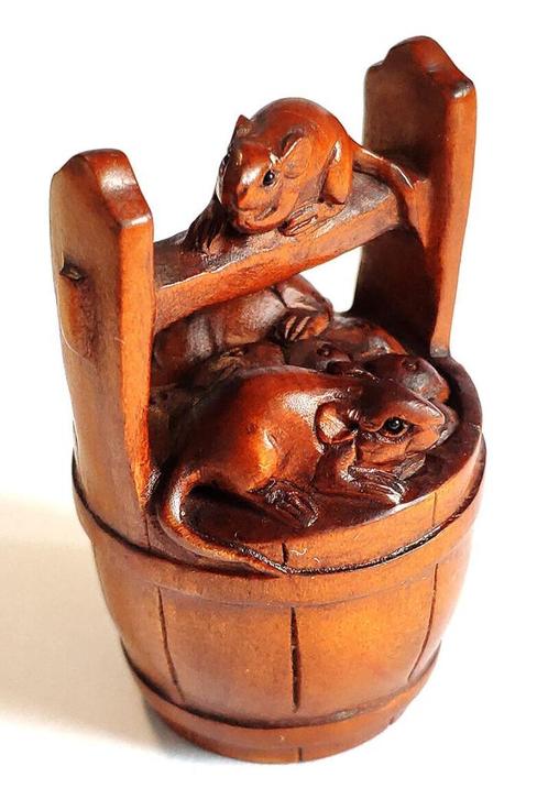 Hardhouten Netsuke van 3 muizen op een kuip, Antiek en Kunst, Kunst | Niet-Westerse kunst, Ophalen of Verzenden