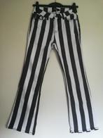 Gothicana Gestreepte Striped Flared Jeans Zwart Wit maat W29, Kleding | Dames, Zwart, Gothicana, Ophalen of Verzenden, Zo goed als nieuw