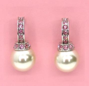 Schitterende roze parel en strass oorbellen. beschikbaar voor biedingen
