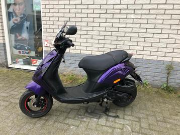 DIKKE PIAGGIO ZIP SP 45KM 4-TAKT BROM PAARS BJ2020 9000KM beschikbaar voor biedingen