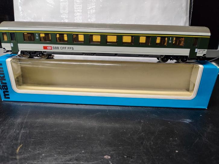 Märklin H0 4215 Zwitsers personenrijtuig met verlichting, Hobby en Vrije tijd, Modeltreinen | H0, Zo goed als nieuw, Wagon, Wisselstroom