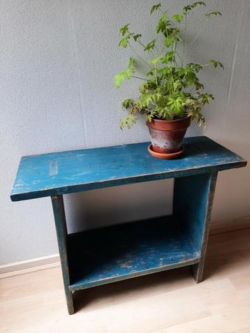 Oude houten bijzettafel, krukje, plantentafel  beschikbaar voor biedingen