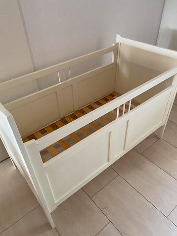 Vintage kinderledikantje beschikbaar voor biedingen