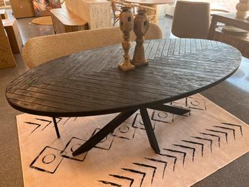 Magazijn leegverkoop eettafel ovaal zwart mangohout visgraat beschikbaar voor biedingen