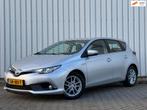 Toyota Auris 1.8 Hybrid Dynamic|Cruise|Navi|Dealer onderhoud, Auto's, Gebruikt, Zwart, 4 cilinders, Bedrijf